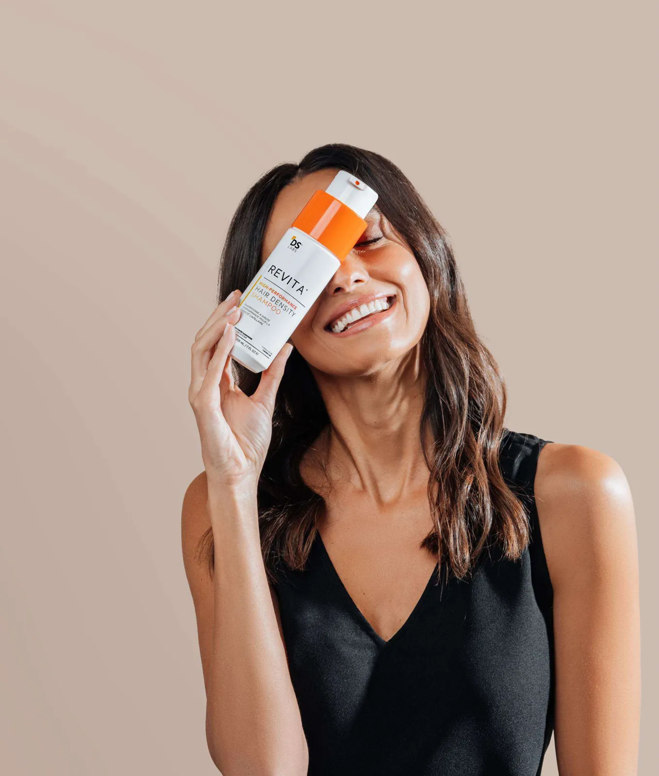Жінка з шампунем DS Laboratories Revita