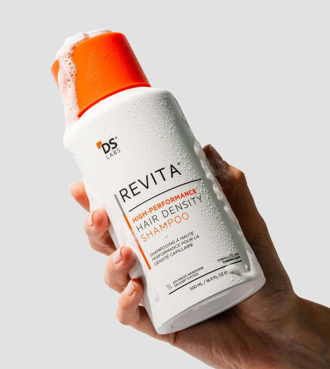Шампунь DS Laboratories Revita в руці